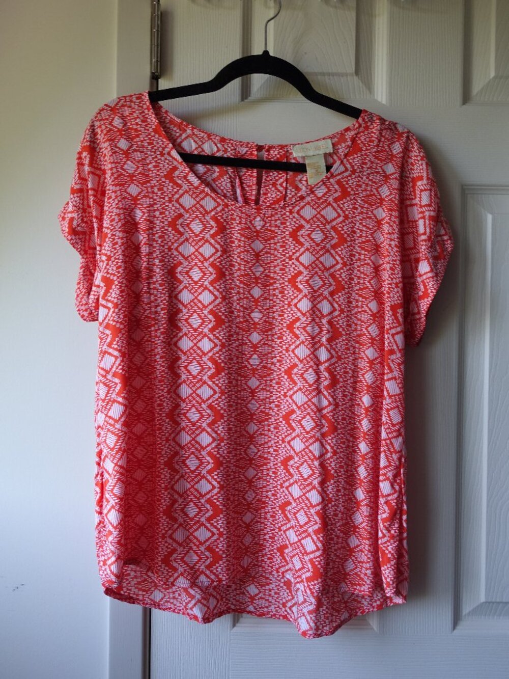 Lucy & Laurel Coral Geometric Short Sleeve Top